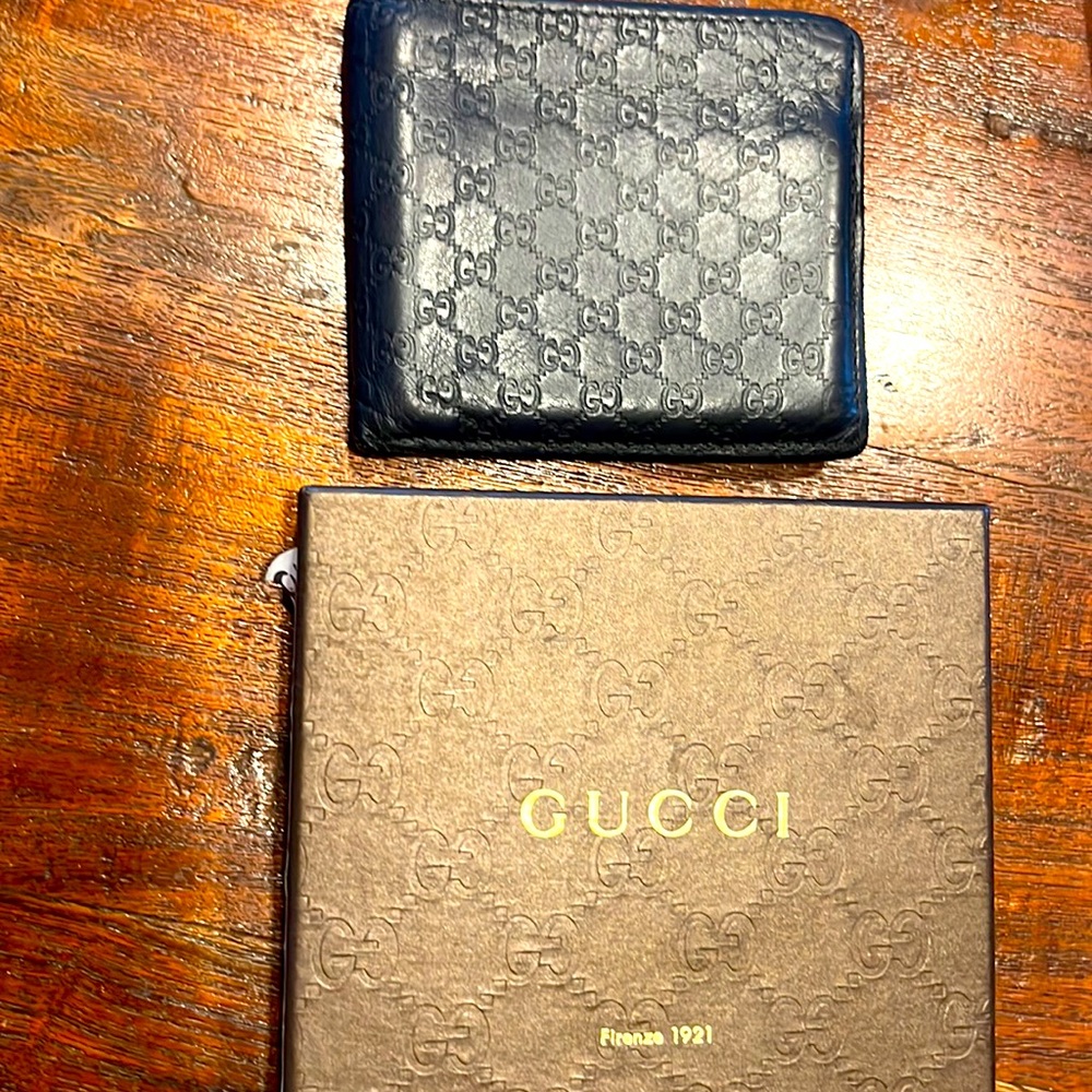 Gucci Bifold wallet, 8 card slots and two bill compartments, no scratches